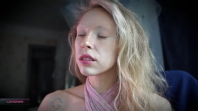 Snapshot of _Phantom_thread_ chatting on 10/27/25, 09:54 Phantom thread online show from 10/27/25, 09:54