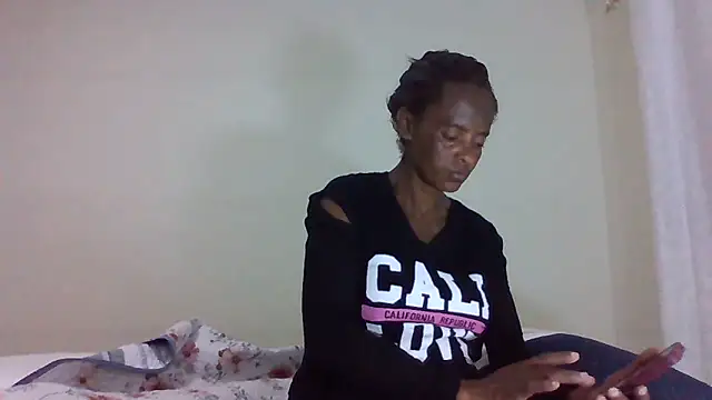 Snapshot of sweets_80 chatting on 06/18/26, 06:13 sweets 80 online show from 06/18/26, 06:13