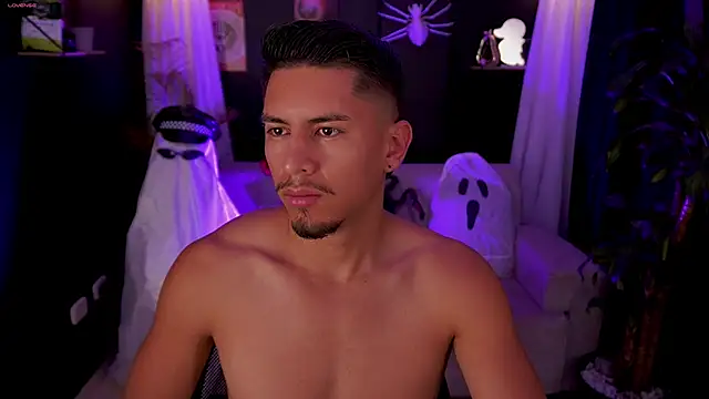 Snapshot of Aaronfox_x chatting on 10/11/25, 12:17 Aaronfox x online show from 10/11/25, 12:17