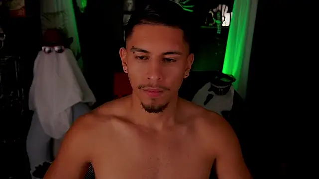 Snapshot of Aaronfox_x chatting on 10/22/25, 02:22 Aaronfox x online show from 10/22/25, 02:22