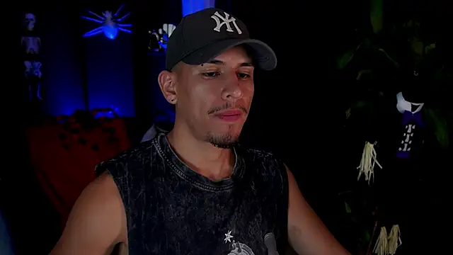 Snapshot of Aaronfox_x chatting on 10/17/25, 03:43 Aaronfox x online show from 10/17/25, 03:43