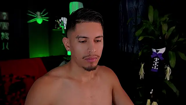 Snapshot of Aaronfox_x chatting on 10/21/25, 01:43 Aaronfox x online show from 10/21/25, 01:43