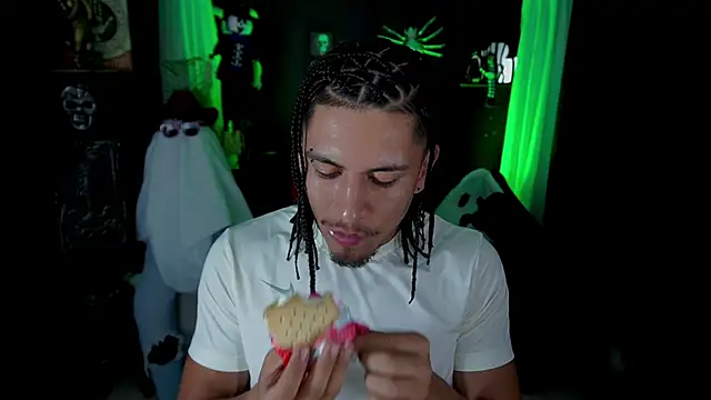 Snapshot of Aaronfox_x chatting on 10/25/25, 10:32 Aaronfox x online show from 10/25/25, 10:32