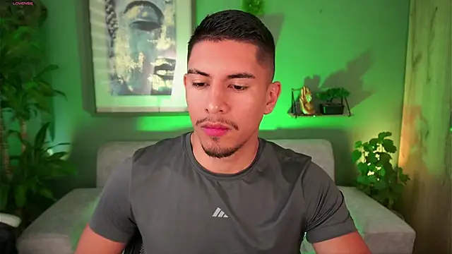 Snapshot of Aaronfox_x chatting on 03/18/25, 12:39 Aaronfox x online show from 03/18/25, 12:39