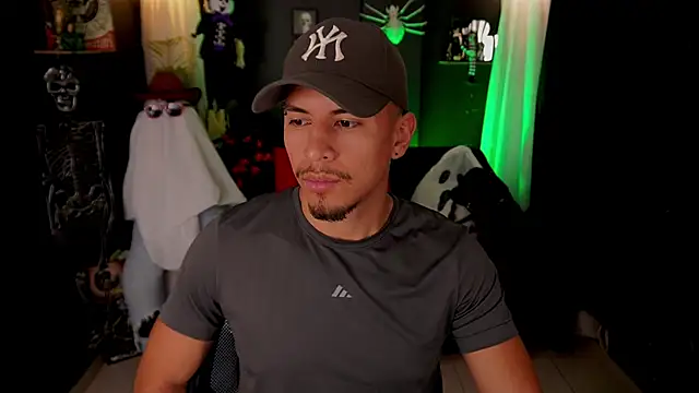 Snapshot of Aaronfox_x chatting on 10/24/25, 01:37 Aaronfox x online show from 10/24/25, 01:37