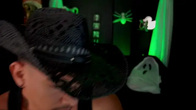 Snapshot of Aaronfox_x chatting on 11/01/25, 12:28 Aaronfox x online show from 11/01/25, 12:28