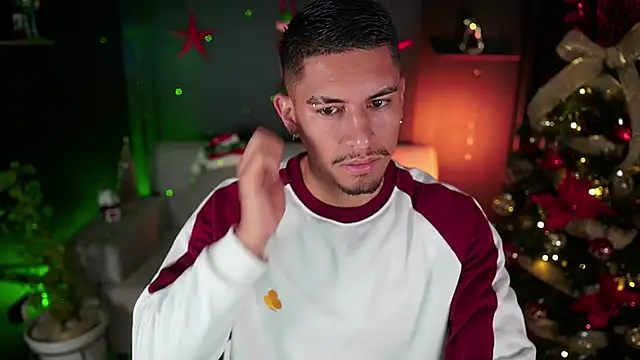 Snapshot of Aaronfox_x chatting on 12/02/25, 08:49 Aaronfox x online show from 12/02/25, 08:49