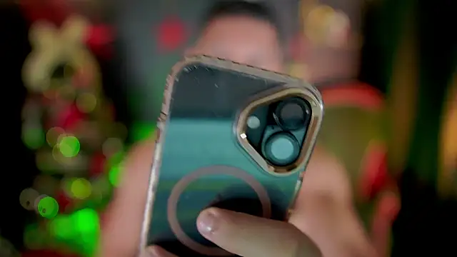 Snapshot of Aaronfox_x chatting on 12/17/25, 11:48 Aaronfox x online show from 12/17/25, 11:48