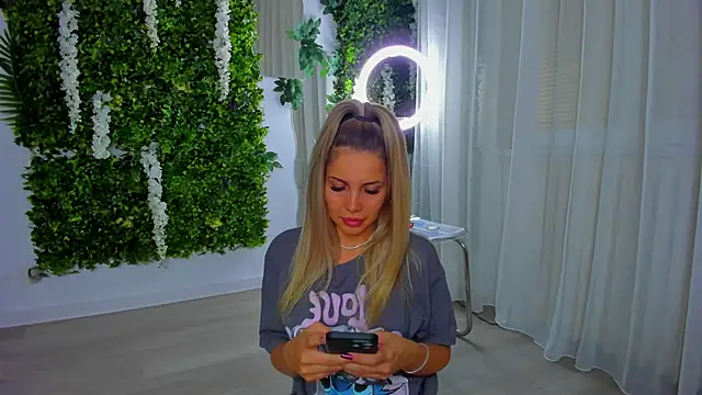 Snapshot of VivienCarter chatting on 10/20/25, 05:24 VivienCarter online show from 10/20/25, 05:24