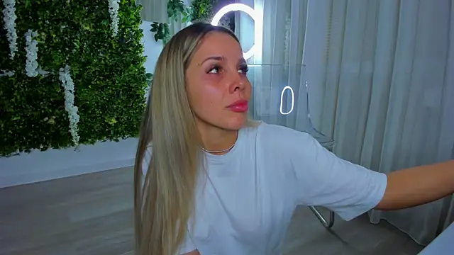 Snapshot of VivienCarter chatting on 10/25/25, 09:15 VivienCarter online show from 10/25/25, 09:15