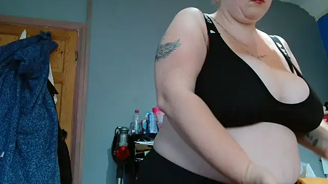 Snapshot of busty-bella1 chatting on 05/19/26, 01:18 busty-bella1 online show from 05/19/26, 01:18