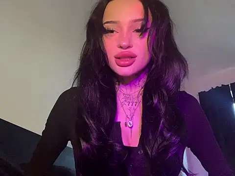 Snapshot of madelinexx chatting on 01/21/25, 01:32 madelinexx online show from 01/21/25, 01:32