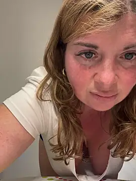 Snapshot of Lombada chatting on 04/06/26, 08:43 Lombada online show from 04/06/26, 08:43