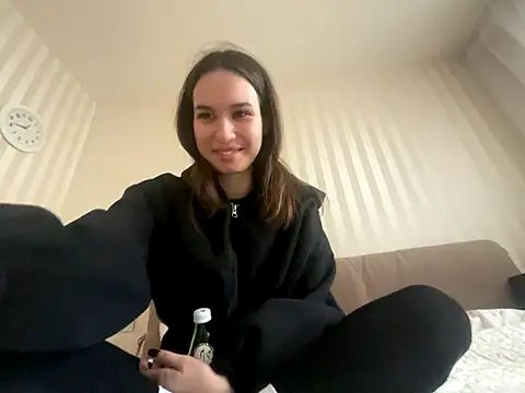 Roxie Mils online show from 11/18/25, 09:45