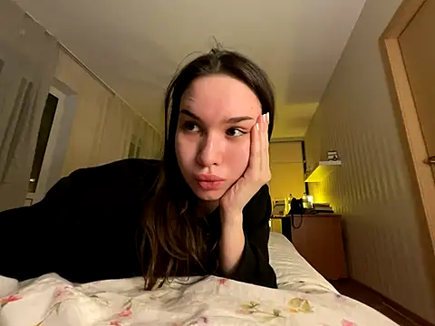 Roxie Mils online show from 12/13/25, 10:05