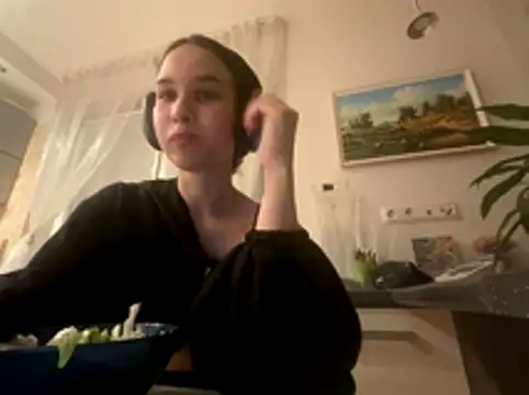 Roxie Mils online show from 10/27/25, 07:26