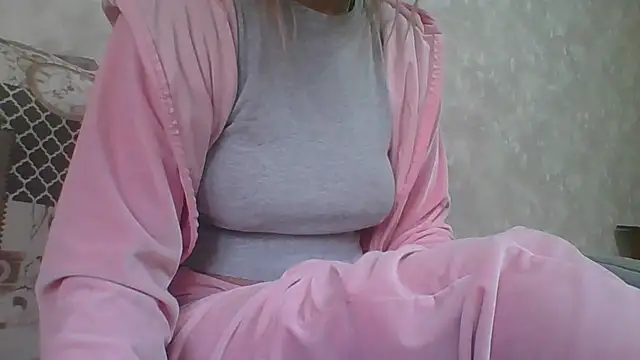 Snapshot of Emma_99 chatting on 10/10/25, 08:59 Emma 99 online show from 10/10/25, 08:59