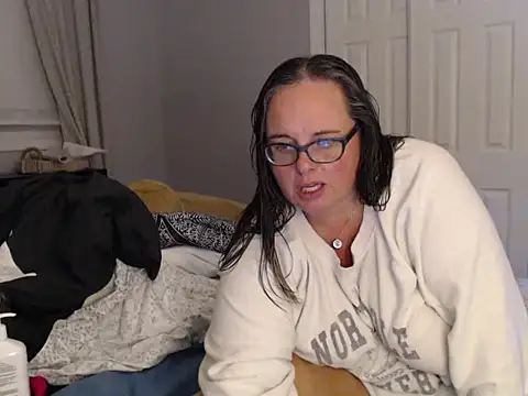 Snapshot of LauLauPAWG chatting on 10/13/25, 02:24 LauLauPAWG online show from 10/13/25, 02:24