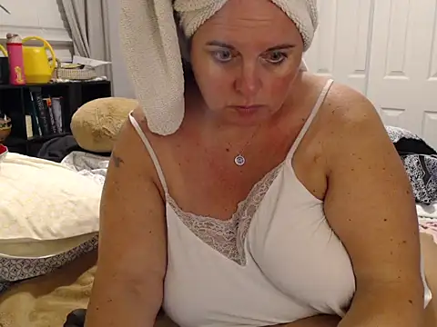 Snapshot of LauLauPAWG chatting on 10/19/25, 12:35 LauLauPAWG online show from 10/19/25, 12:35