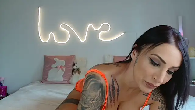 Snapshot of JuliaVegaOff chatting on 05/16/26, 12:48 JuliaVegaOff online show from 05/16/26, 12:48