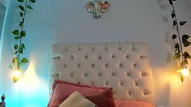 Snapshot of Isabella_Flowers chatting on 10/01/25, 11:19 Isabella Flowers online show from 10/01/25, 11:19