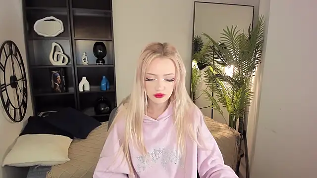Snapshot of EmilyAir chatting on 10/12/25, 10:00 EmilyAir online show from 10/12/25, 10:00