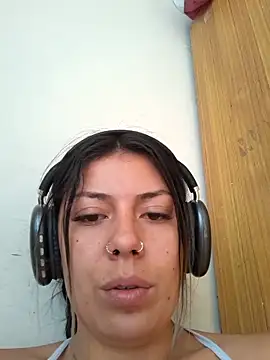 Snapshot of Sweel_Leyva18 chatting on 09/23/25, 12:45 Sweel Leyva18 online show from 09/23/25, 12:45