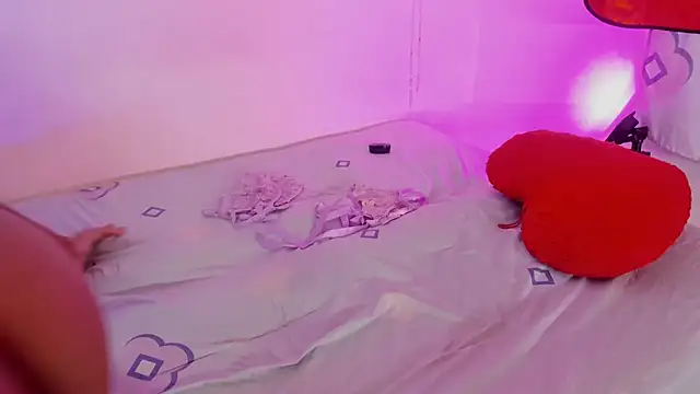 LoveBirds  1 online show from 12/13/25, 08:04