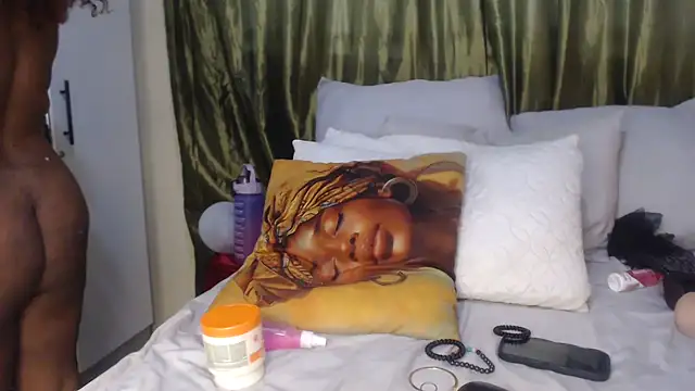 Foxybrownxx1 online show from 03/15/26, 06:15