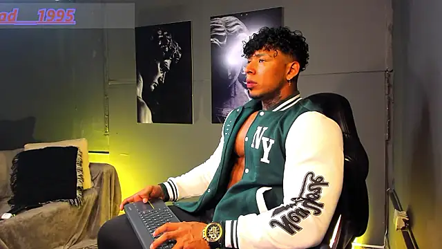 Snapshot of bradley_smith chatting on 02/18/26, 04:43 bradley smith online show from 02/18/26, 04:43