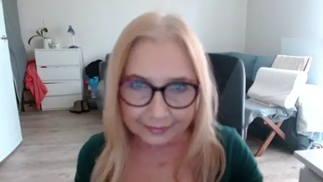 Snapshot of sofia_xkiss chatting on 02/17/25, 10:51 sofia xkiss online show from 02/17/25, 10:51