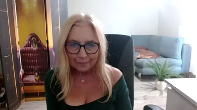 Snapshot of sofia_xkiss chatting on 10/15/25, 01:52 sofia xkiss online show from 10/15/25, 01:52