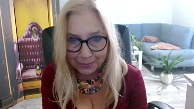 Snapshot of sofia_xkiss chatting on 09/30/25, 02:01 sofia xkiss online show from 09/30/25, 02:01