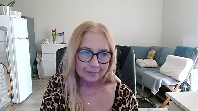 Snapshot of sofia_xkiss chatting on 03/11/25, 10:51 sofia xkiss online show from 03/11/25, 10:51