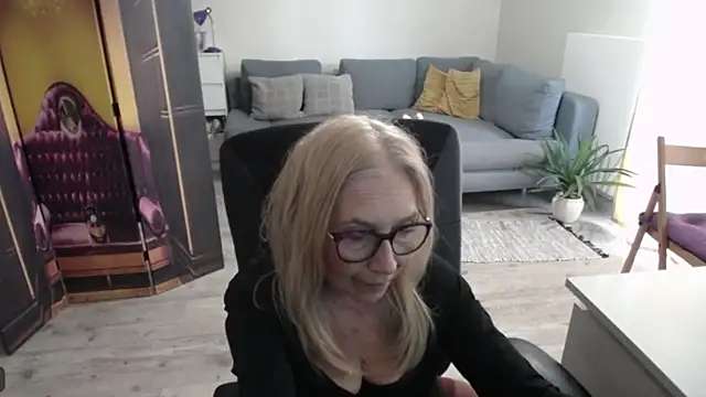 Snapshot of sofia_xkiss chatting on 04/08/26, 01:56 sofia xkiss online show from 04/08/26, 01:56