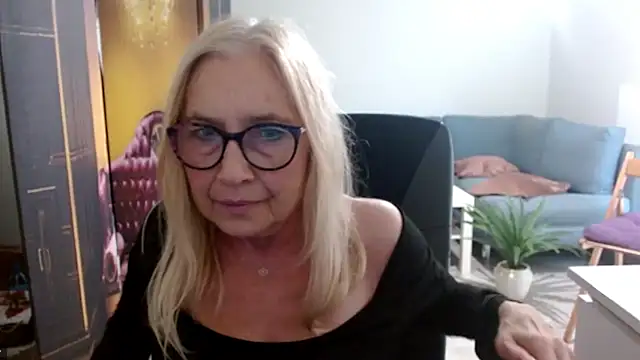 Snapshot of sofia_xkiss chatting on 09/15/25, 01:55 sofia xkiss online show from 09/15/25, 01:55