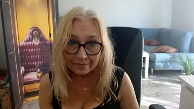 Snapshot of sofia_xkiss chatting on 09/10/25, 01:43 sofia xkiss online show from 09/10/25, 01:43