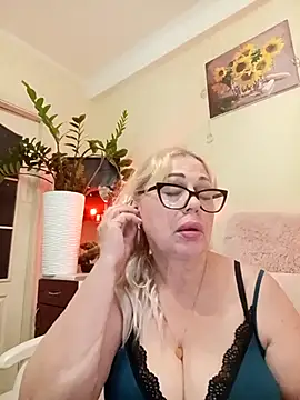 Snapshot of SusieNoreen chatting on 09/22/25, 11:11 SusieNoreen online show from 09/22/25, 11:11