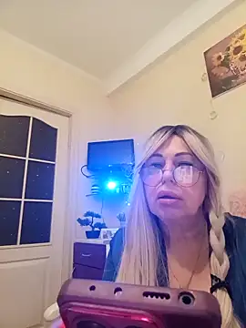 Snapshot of SusieNoreen chatting on 10/10/25, 11:27 SusieNoreen online show from 10/10/25, 11:27