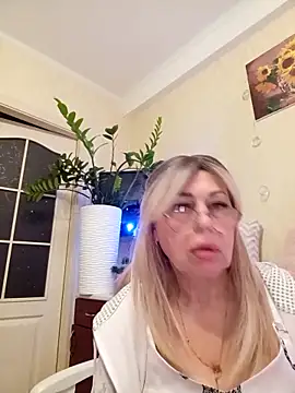 Snapshot of SusieNoreen chatting on 09/27/25, 11:22 SusieNoreen online show from 09/27/25, 11:22