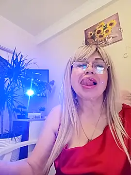 Snapshot of SusieNoreen chatting on 03/08/25, 12:33 SusieNoreen online show from 03/08/25, 12:33