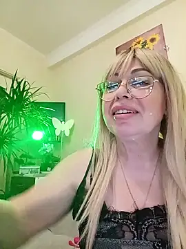 Snapshot of SusieNoreen chatting on 03/11/25, 12:44 SusieNoreen online show from 03/11/25, 12:44