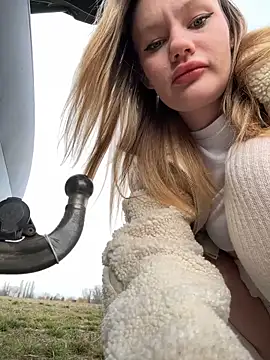 justmila online show from 02/04/26, 12:00