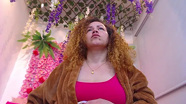 BLONDE SEXYHOT online show from 02/05/26, 10:00