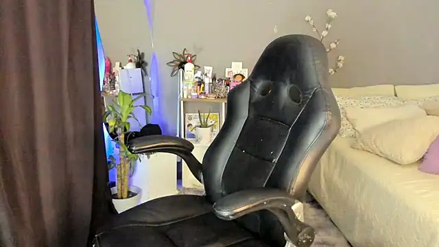 Snapshot of April_Scarlett chatting on 02/09/25, 01:55 April Scarlett online show from 02/09/25, 01:55