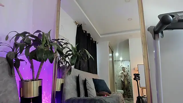 Snapshot of aaroncolombia chatting on 04/08/26, 11:22 aaroncolombia online show from 04/08/26, 11:22