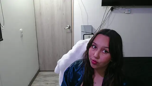 Skarlet Adams28 online show from 11/06/25, 07:51