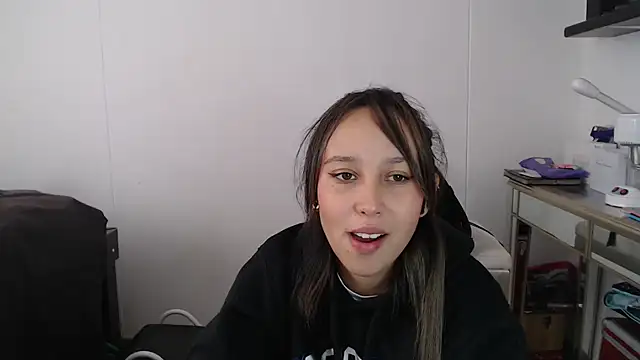 Skarlet Adams28 online show from 03/06/25, 02:51