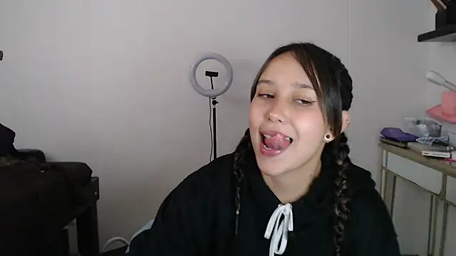 Skarlet Adams28 online show from 03/21/25, 09:01