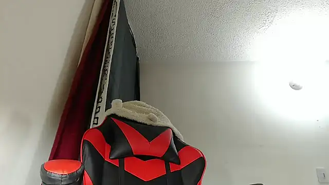 Snapshot of EmmyHorny_ chatting on 09/14/25, 04:35 EmmyHorny online show from 09/14/25, 04:35